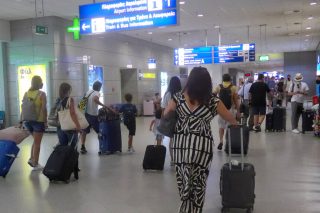 Τουρίστες στο αεροδρόμιο Ελ. Βενιζέλος